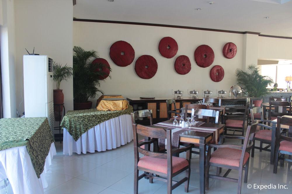 Ilocos Norte Hotel & Convention Center Laoag Exterior foto